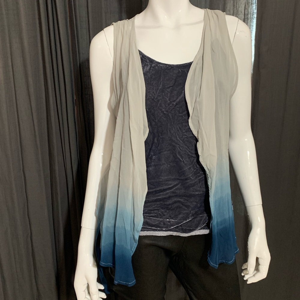 Sleeveless Light cardigan by illia